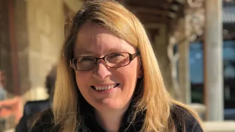 Julie Urquhart Julie Urquhart