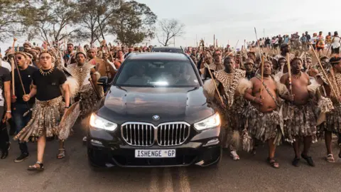 AFP Zulu regiments sing and chant praises in front of a convoy carrying the coffin of Mangosuthu Buthelez on its to Ulundi - Friday 15 September 2023