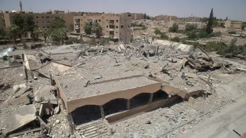 Ole Solvang/Human Rights Watch The ruins of a market and bakery in Tabqa after an airstrike on 22 March 2017