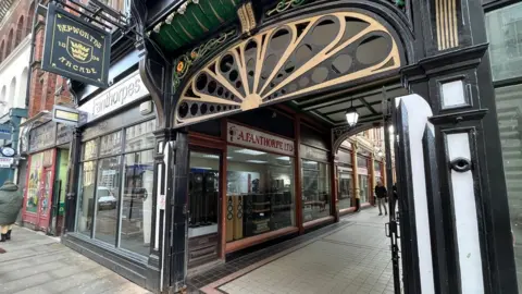 Kevin Shoesmith/BBC Fanthorpes shop in Hull city centre