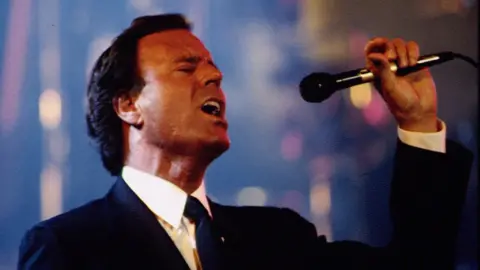 Gaylon Wampler Singer Julio Iglesias performing in the US, 21 August 1993