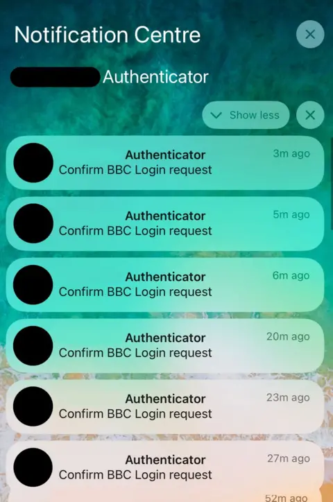 Pantalla de teléfono con muchas ventanas emergentes llenando la pantalla de dicho