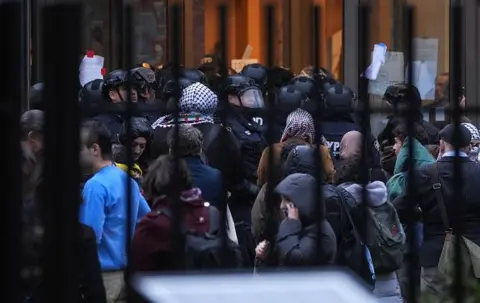 Getty Images A polícia prendeu manifestantes na Universidade de Columbia em 5 de março 