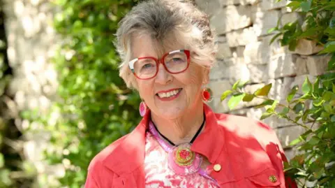 Getty Images Prue Leith comparece ao RHS Chelsea Flower Show no Royal Hospital Chelsea em 20 de maio de 2024