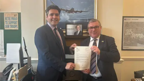 Mark Francois Huw Merriman and Mark Francois holding a letter