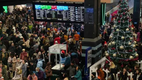 PA Media Queues at Euston Station