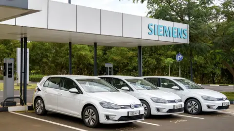 Jeroen van Loon e-Golfs at a Siemens charging station