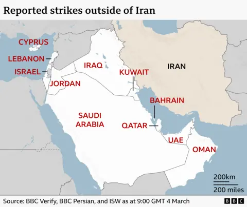 Mapa regional que resalta a Irán en blanco y su nombre en negro. Los países que han sido blanco de ataques iraníes están marcados en rojo: Israel, Kuwait, Jordania, Baréin, Catar y Emiratos Árabes Unidos. Los países circundantes están en gris.