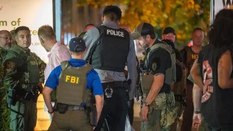 A implantação federal da aplicação da lei foi implantada em Washington em 10 de agosto de 2025, quando o FBI e a Patrulha da Fronteira foram presos ao longo do corredor da You Street.