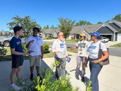 BBC/Brandon Drenon Een groep Harris-Walz-vrijwilligers doet onderzoek in Wilmington, North Carolina