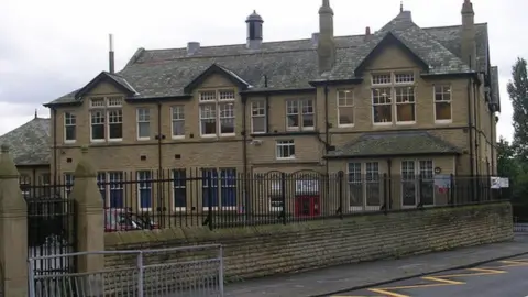 Geograph/betty longbottom Birkby Junior School in Fartown