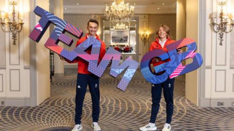 Alex Yee and Beth Potter pose with Team GB signs