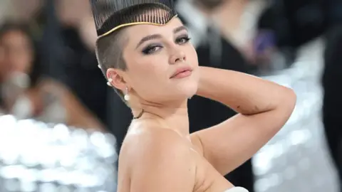 Getty Images Florence Pugh na gali Met 2023 upamiętniającej Karla Lagerfelda: linię piękna w Metropolitan Museum of Art, 1 maja 2023 r. w Nowym Jorku