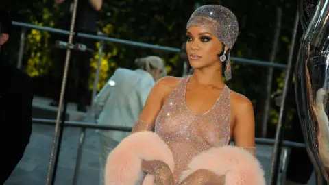 As fotos de Getty participaram do corredor da CFDA no Lincoln Center em 2 de junho de 2014 em Rihanna, Nova York. 