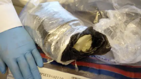 @metpoliceuk Heroin seized by Metropolitan Police