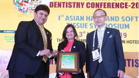 Vibha Vibha receiving an award