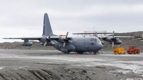 AFP Imagen tomada el 12 de enero de 2019 en la base Presidente Eduardo Frei de Chile, en la Antártida, muestra un avión de carga Hércules C-130 de la Fuerza Aérea de Chile.