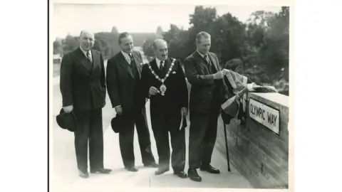 Margaret Steedman Alfred Barnes MP opening the plaque in 1948