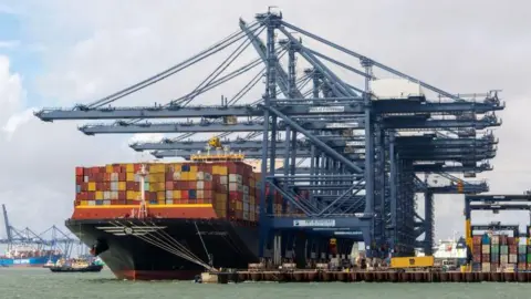 Getty Images Gran barco de contenedores que se está cargando en el puerto de Felixstowe