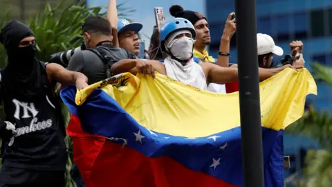 Demonstranten van Reuters kwamen bijeen om te protesteren tegen de verkiezingsresultaten die de Venezolaanse president Nicolas Maduro een derde termijn bezorgden, in Caracas.