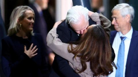Julian Assange kissing his wife