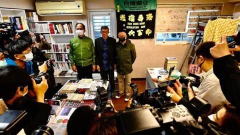 AFP Lam Wing-kee (C), a bookseller from Hong Kong who in 2015 was detained in China for allegedly bringing banned books into the mainland, stands with Taiwan parliamentary speaker Yu Shyi-kun (L) and secretary general of the ruling Democratic Progressive Party (DPP) Lo Wen-jia (R), during the launch of the Causeway Bay Books bookstore in Taipei on 25 April 2020