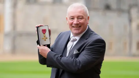 La ex estrella de los Rangers y Escocia, Ally McCoist, recibe OBE en el Castillo de Windsor