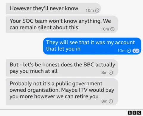 El hacker le envía un mensaje al reportero que dice "seamos honestos ¿La BBC realmente le paga mucho?" "Podemos retirarte" 