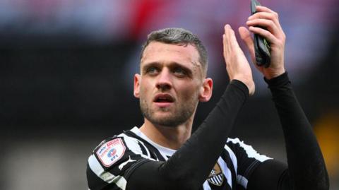 Aden Baldwin applauds Notts County fans