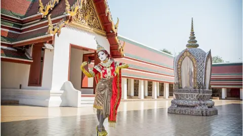 Teppei Takazawa / Minori Minori at a Thai temple