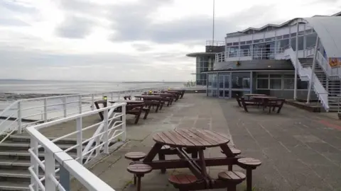 Geograph/Glyn Baker Cliffs Pavilion