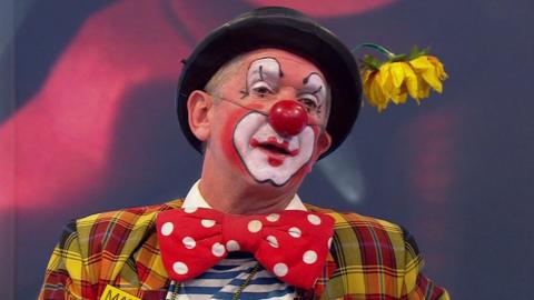 Creepy clown craze: 'Nobody's laughing' - BBC News