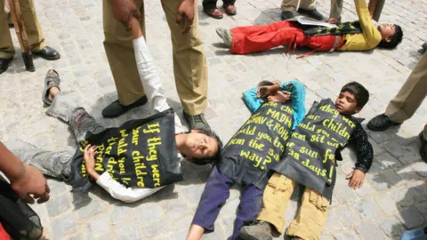 Getty Images NEW DELHI, INDIA - MAY 5, 2008: Policemen arrest Bhopal gas tragedy victims from outside Indian Prime Minister's house, on May 5, 2008 in New Delhi, India. More than 40 children of Bhopal gas tragedy victim along with their parents demonstrated outside prime minister house demanding economic and medical rehabilitation, environmental clean-up and provision of clean drinking water. Bhopal Gas leak disaster killed at least 10,000 people and affected some 550,000 others in the central Indian city of Bhopal in December 1984. (Photo by Sonu Mehta/Hindustan Times via Getty Images)