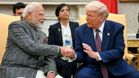 AFP Presiden AS Donald Trump berjabat tangan dengan Perdana Menteri India Narendra Modi di Kantor Oval Gedung Putih di Washington, DC, pada 13 Februari 2025.