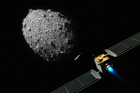 Satelaiti ya DART ya NASA kwenye mkondo wa mgongano na kuathiri Dimorphos ya asteroid ili kugeuza obiti yake.