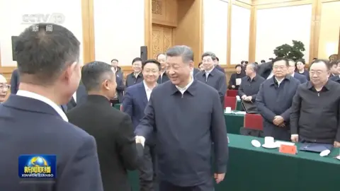 CCTV Gambar Presiden Tiongkok Xi Jinping menjabat tangan pendiri Alibaba Jack Ma.