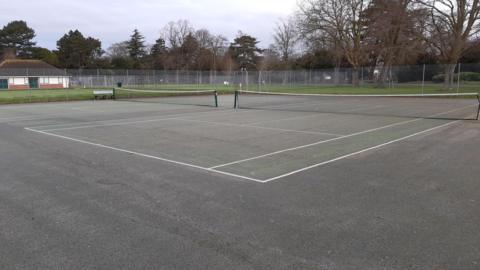 Unused Derbyshire tennis courts to be revived by £119k project - BBC News