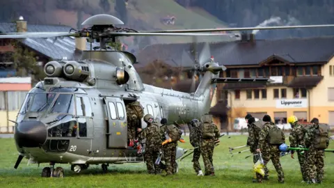 AFP Swiss soldiers take helicopter to Adelboden, 5 Jan 18
