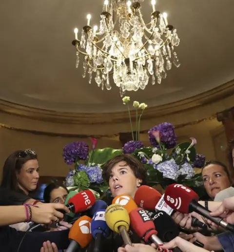 EPA María Soraya Sáenz de Santamaría Antón surrounded by press in Madrid, 22 September 2017