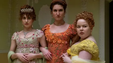 NETFLIX HARRIET CAINS as PHILLIPA FEATHERINGTON, BESSIE CARTER as PRUDENCE FEATHERINGTON and NICOLA COUGHLAN as PENELOPE FEATHERINGTON