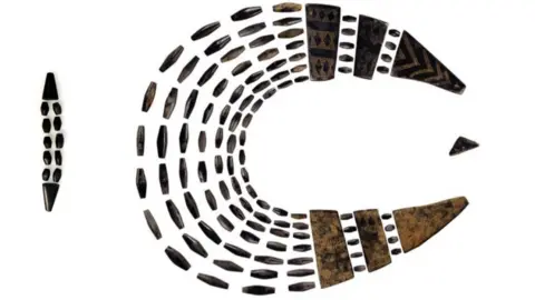 MNH Picture of shape of the necklace