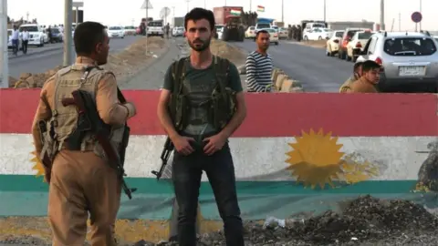 AFP Kurdish security forces at a checkpoint in Altun Kupri (16/10/17)