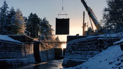 Scottish Canals Removal of a lock gate at Kytra
