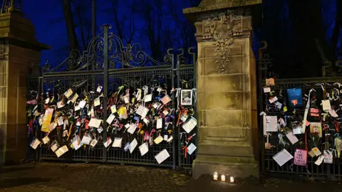 @lauzmur Gates to Queen's Park