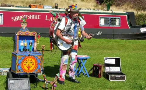 IWA festival Chucklefoot in front of Shropshire Lass