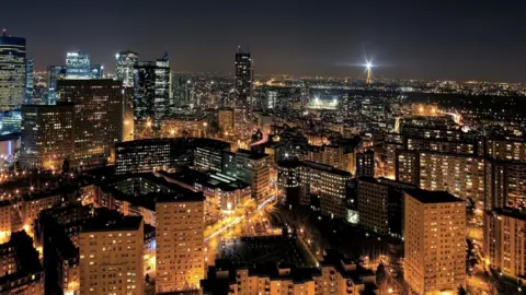 PATRICK LANDMANN/SCIENCE PHOTO LIBRARY Paris at night (c) SPL