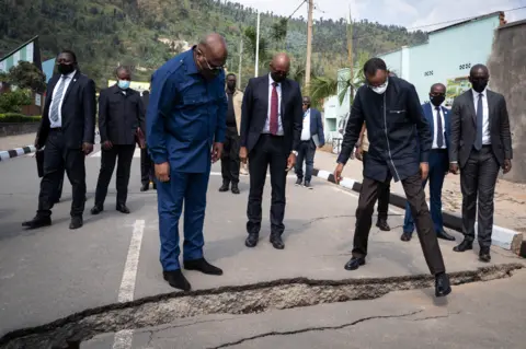 AFP Félix Tshisekedi, president of the Democratic Republic of Congo, and Rwanda's Paul Kagame peer at a crack in Rubavu, Rwanda - Friday 25 June 2021