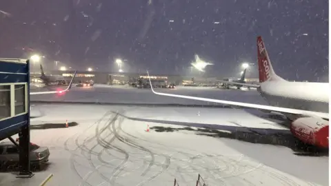 Twitter/Nikster2k Glasgow airport snow