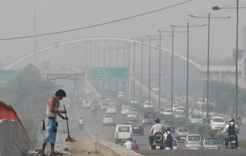 Getty Images A smoggy view of a main road in Delhi the morning after Diwali celebrations in 2016