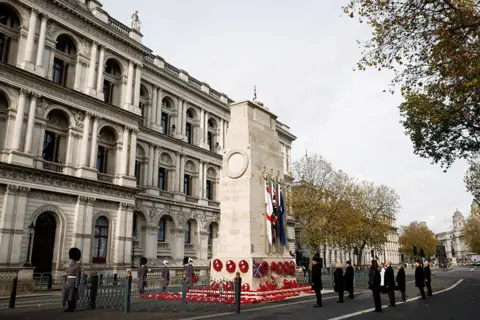  John Sibley / Reuters 'The ceremonial party pauses